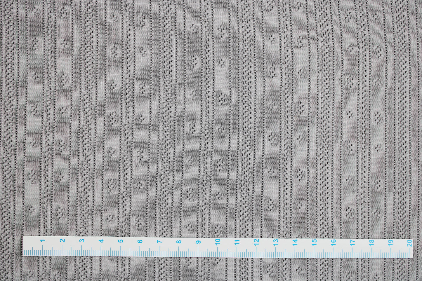 Ajour-Baumwollstrick in uni taupe Maßstab