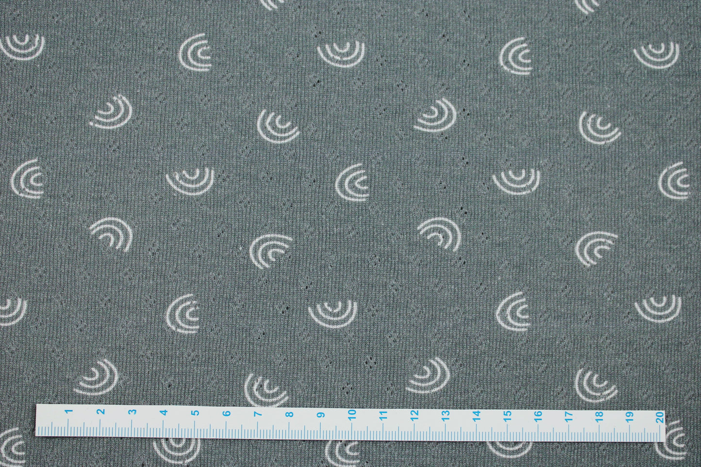 Ajour Baumwollstoff mit Regenbögen in smaragd Maßstab