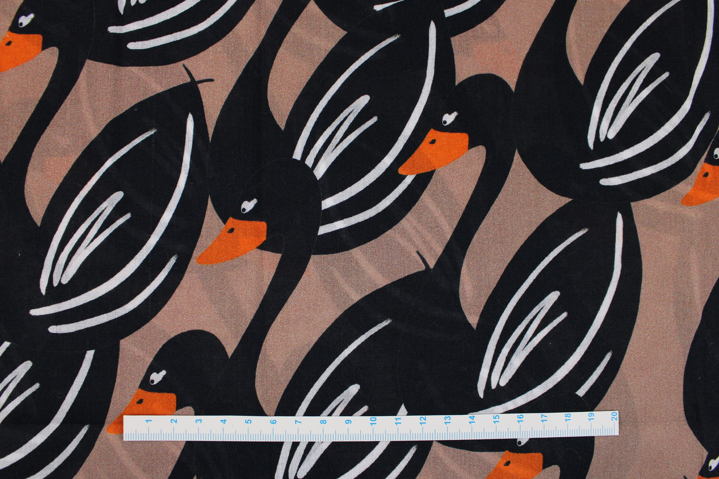 Hellbrauner Baumwollbarist Stoff Swans mit Schwänen in Schwarz Maßstab