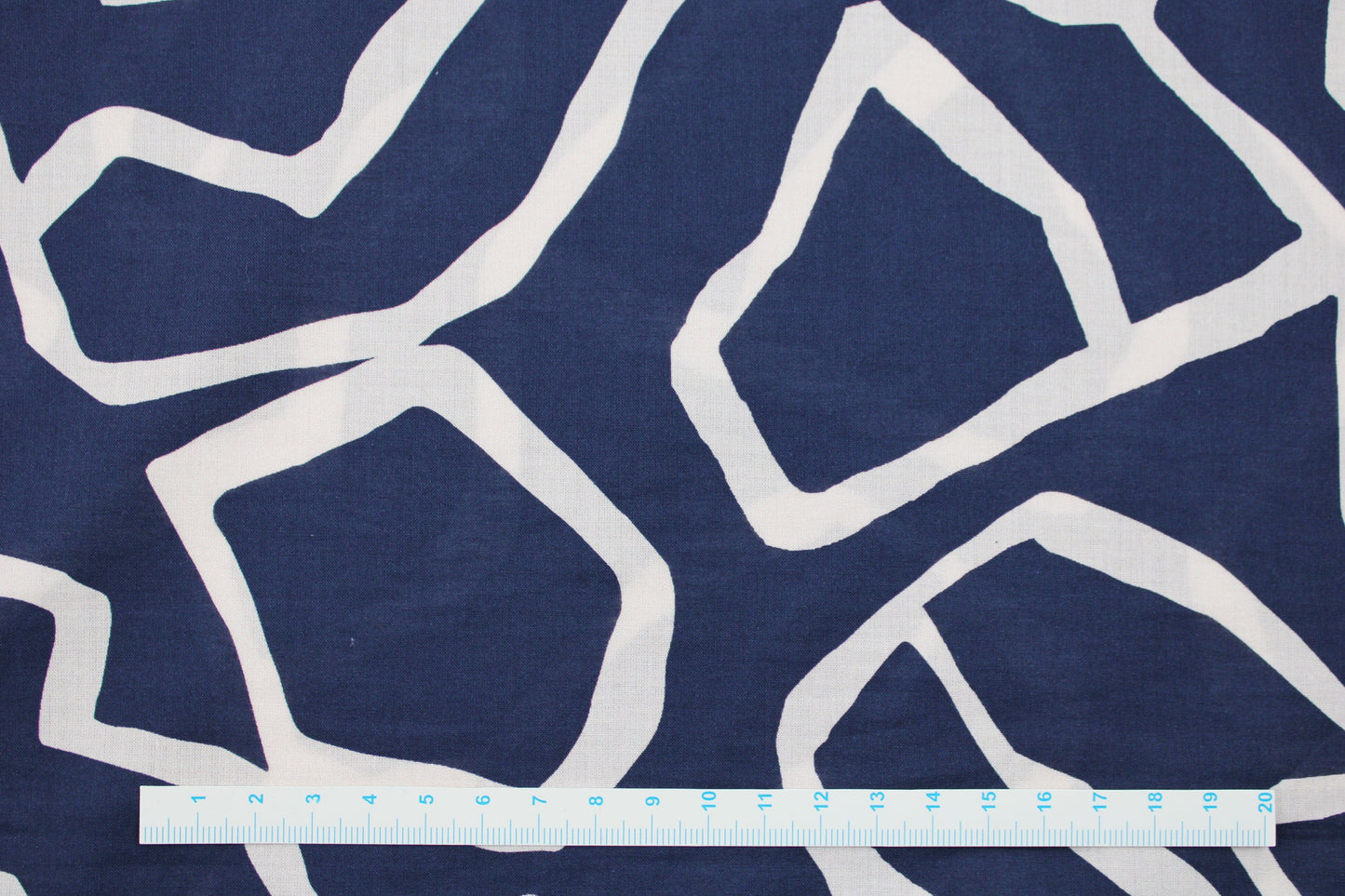 Baumwollbatist in dunkelblau mit ecru farbenen Linien Maßstab