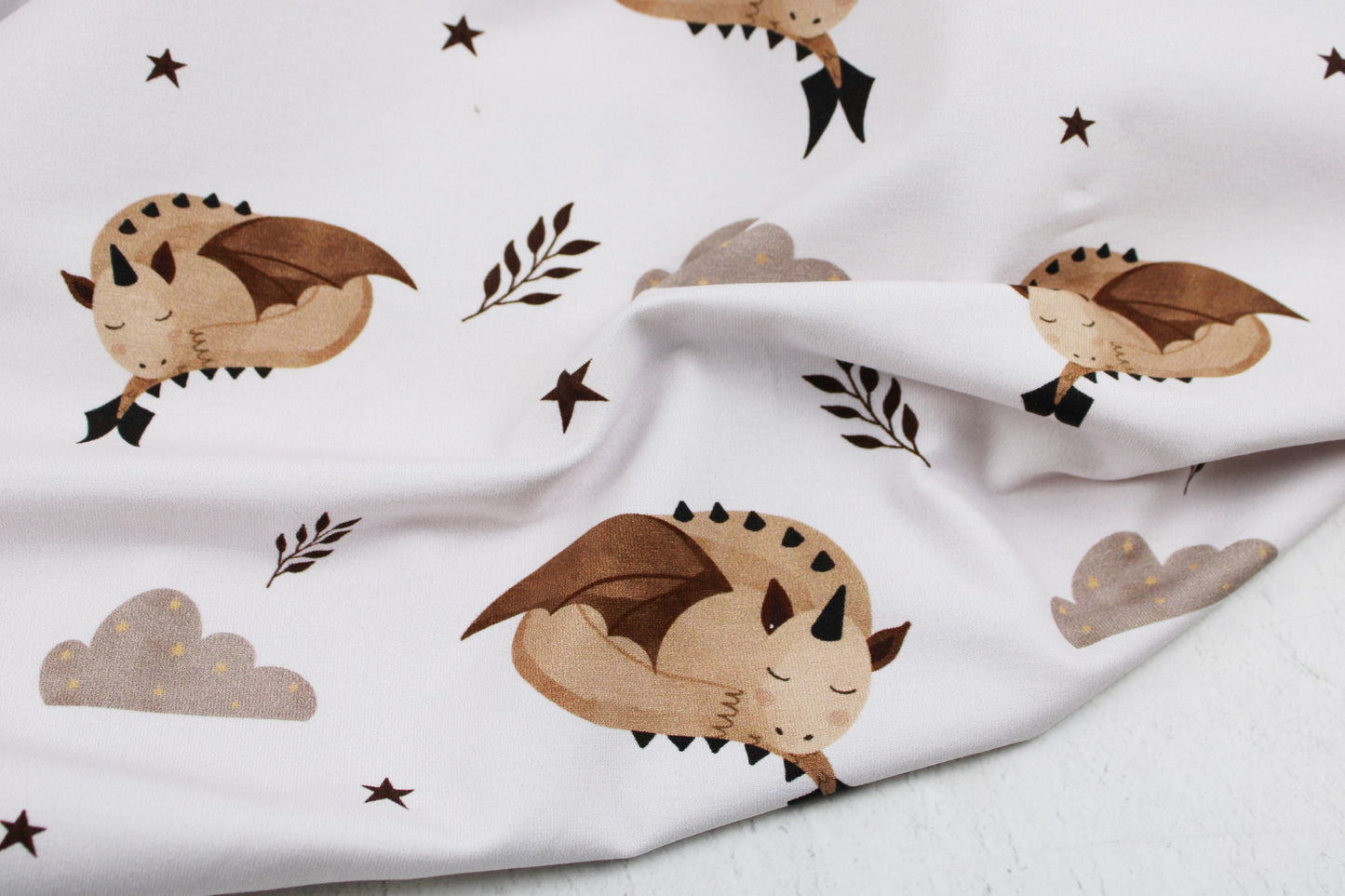 Weißer Baumwolljersey für Kinderbekleidung mit schlafendem Drachen Jo