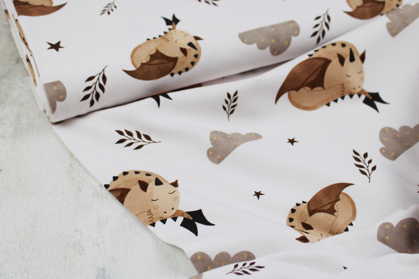 Weißer Baumwolljersey für Kinderbekleidung mit schlafendem Drachen Jo Ballenansicht