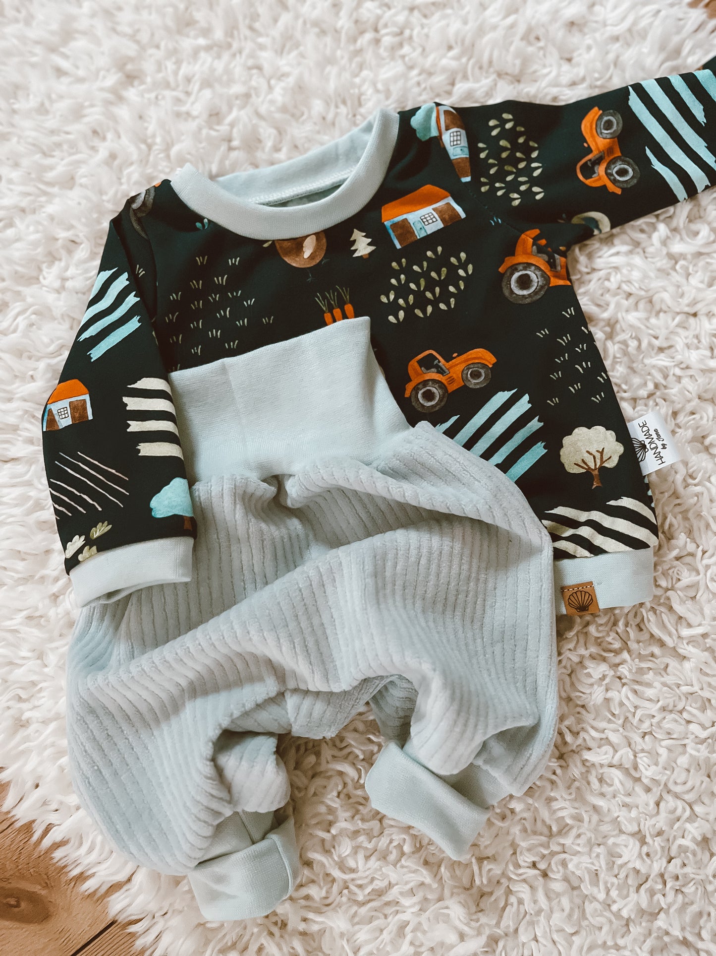 Dunkelblauer Baumwolljersey mit Bauerhofmotiven, wie Traktor und Hühner für Kinderbekleidung als Pulli vernät