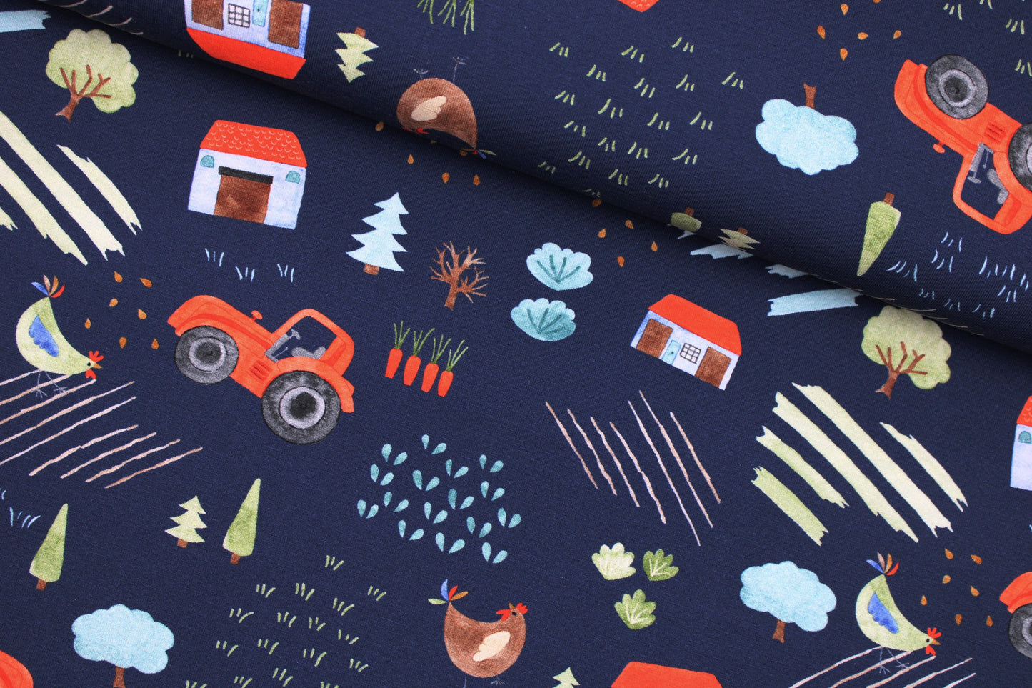 Dunkelblauer Baumwolljersey mit Bauerhofmotiven, wie Traktor und Hühner für Kinderbekleidung quer