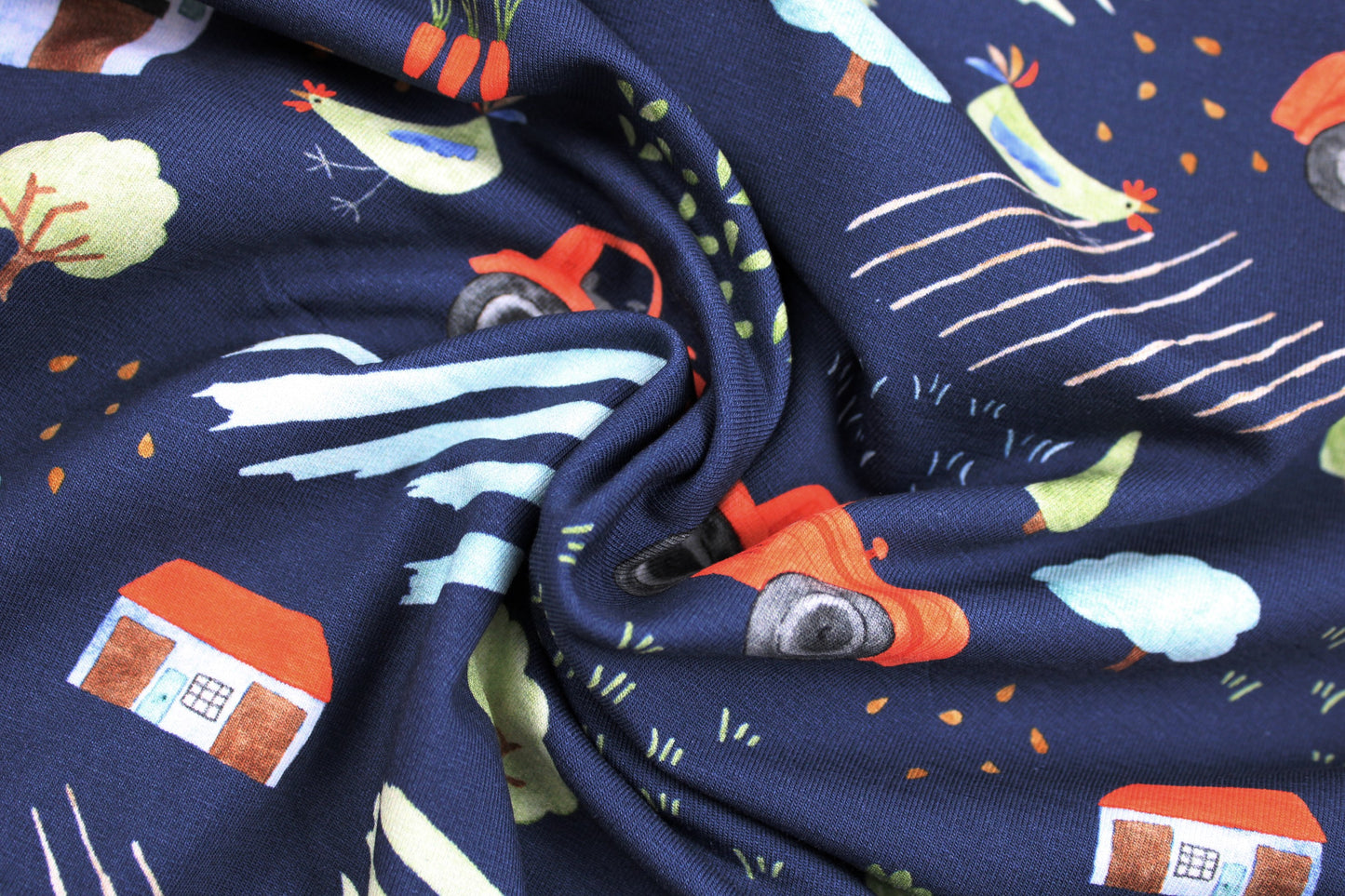 Dunkelblauer Baumwolljersey mit Bauerhofmotiven, wie Traktor und Hühner für Kinderbekleidung gedreht