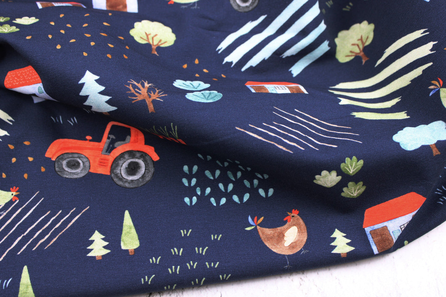 Dunkelblauer Baumwolljersey mit Bauerhofmotiven, wie Traktor und Hühner für Kinderbekleidung