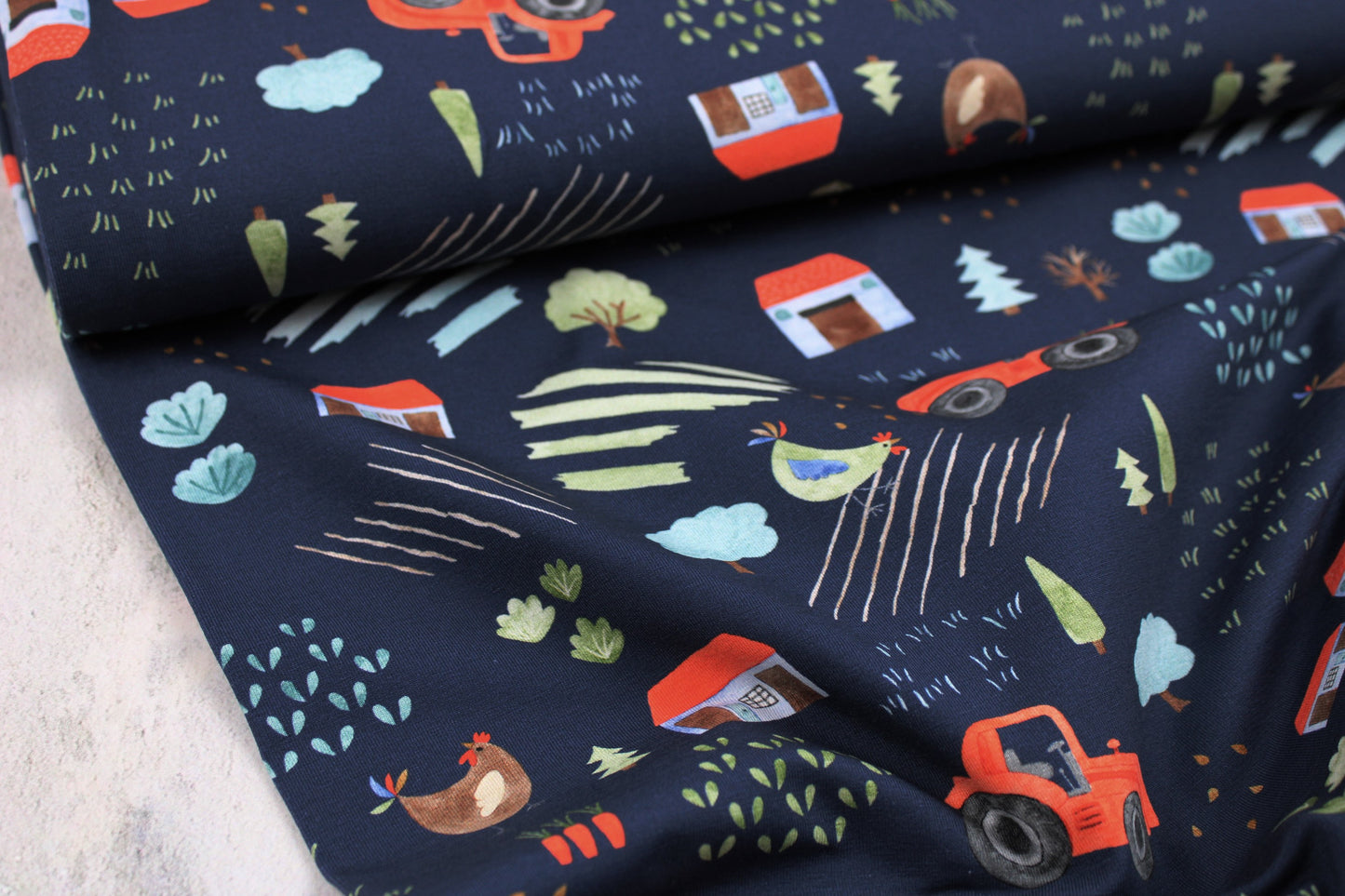 Dunkelblauer Baumwolljersey mit Bauerhofmotiven, wie Traktor und Hühner für Kinderbekleidung Stoffballen