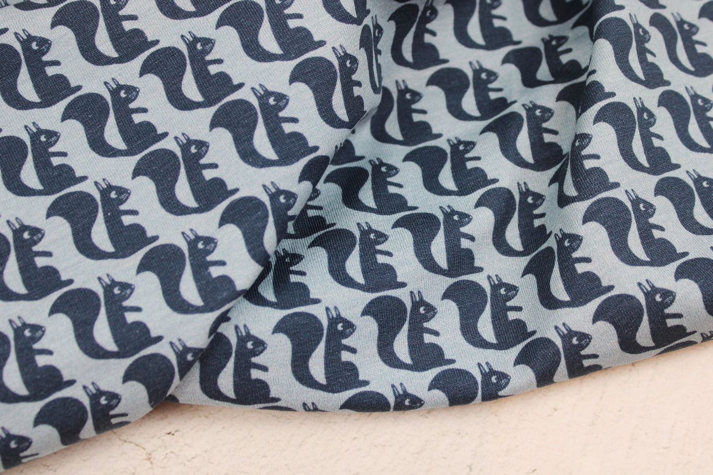 Baumwolljersey All my Friends mit Eichhörnchen in Jeansblau