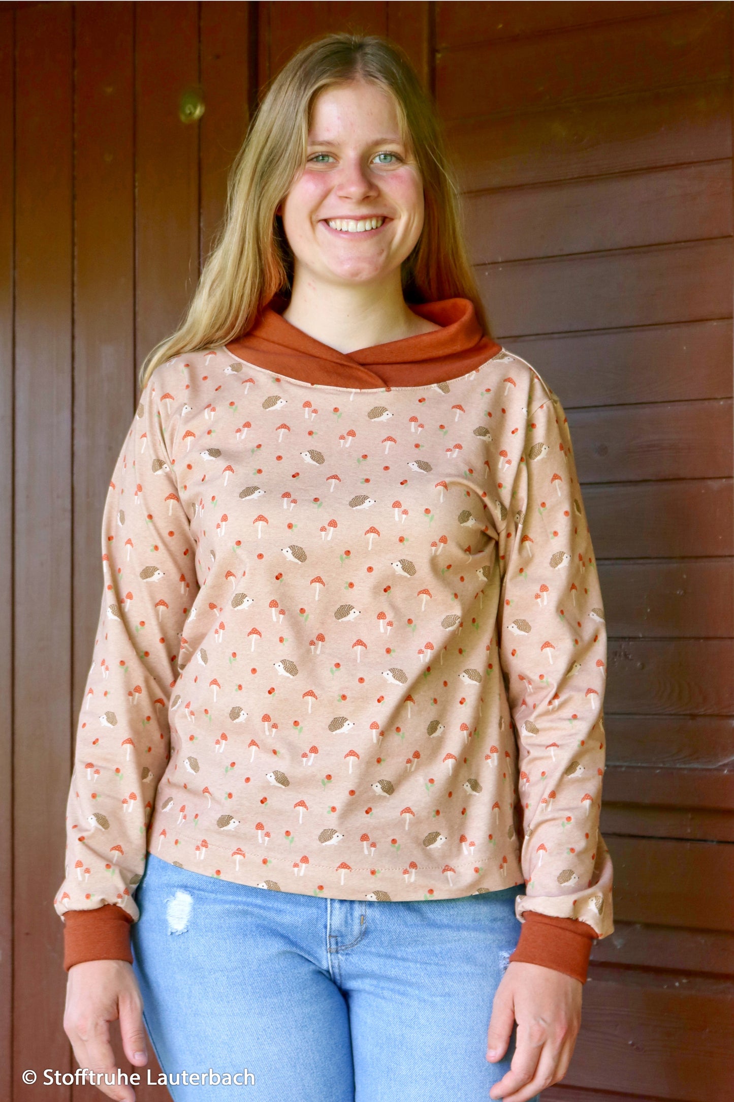 Baumwolljersey Aron mit kleinen Igeln und Shirt vernäht