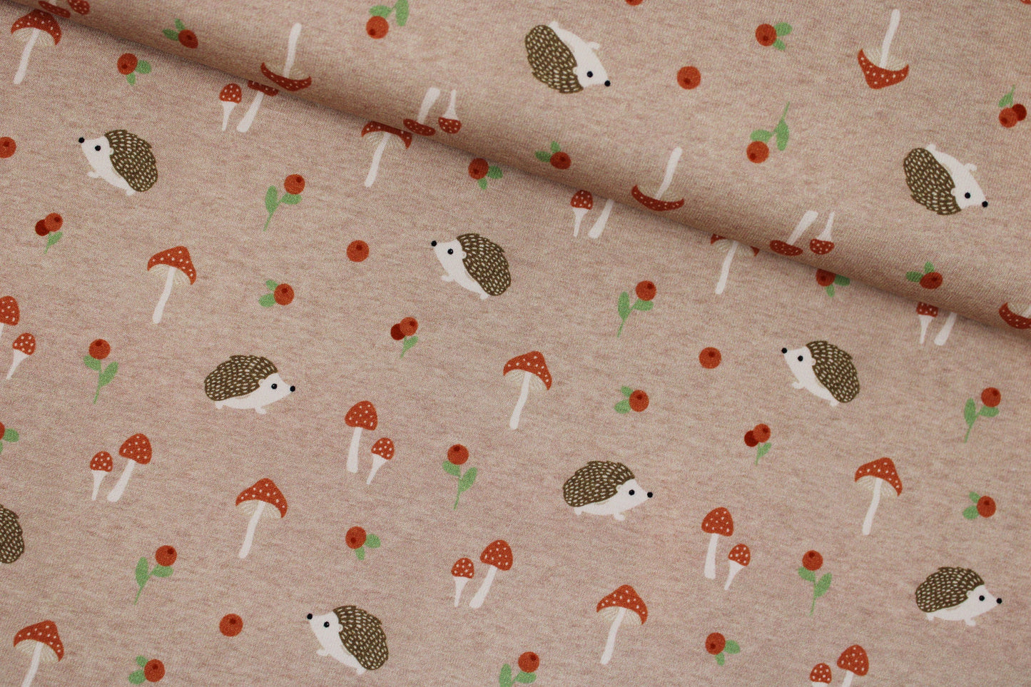 Baumwolljersey Aron mit kleinen Igeln und Pilzen auf Beige farbenem Grund quer