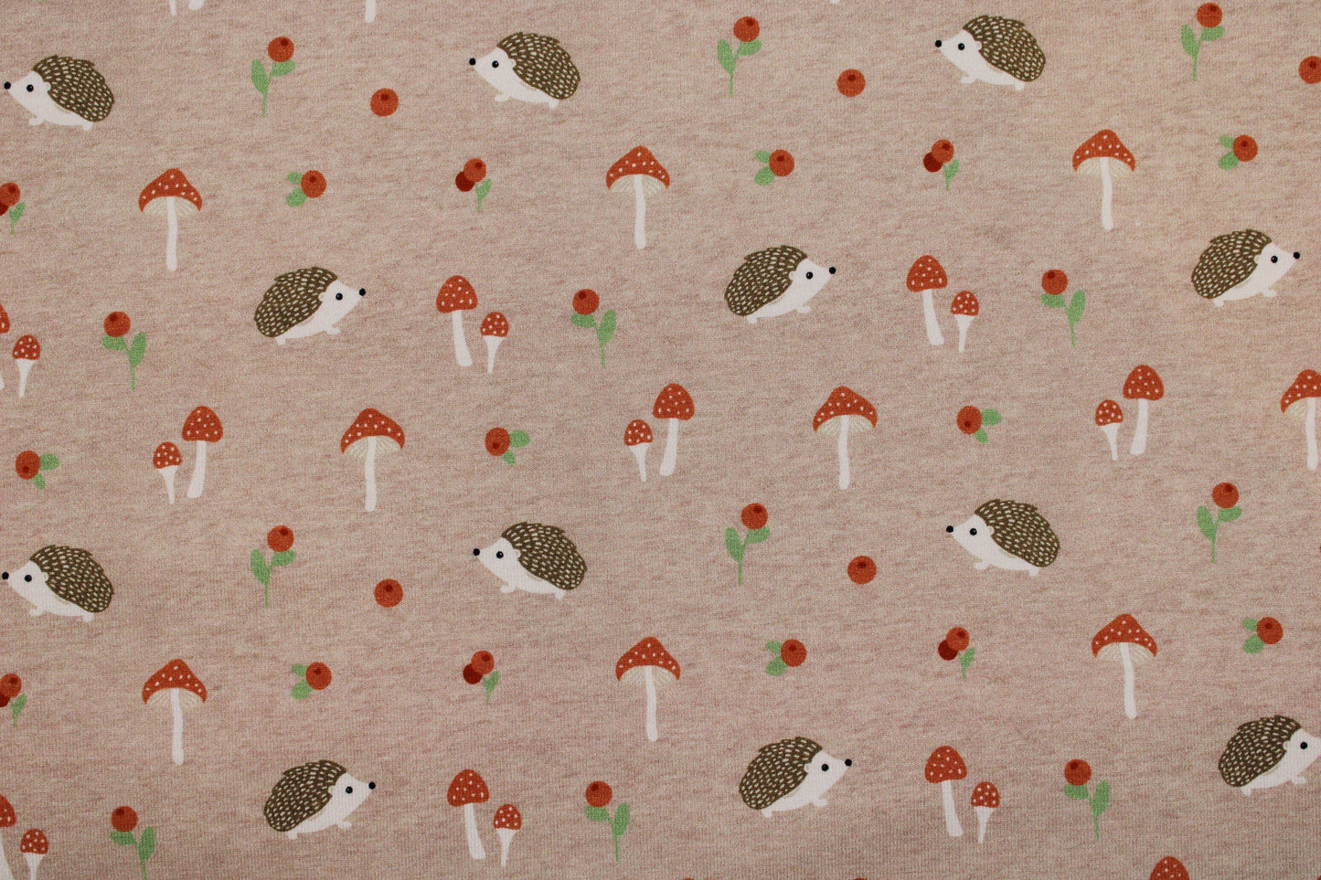 Baumwolljersey Aron mit kleinen Igeln und Pilzen auf Beige farbenem Grund Detailbild