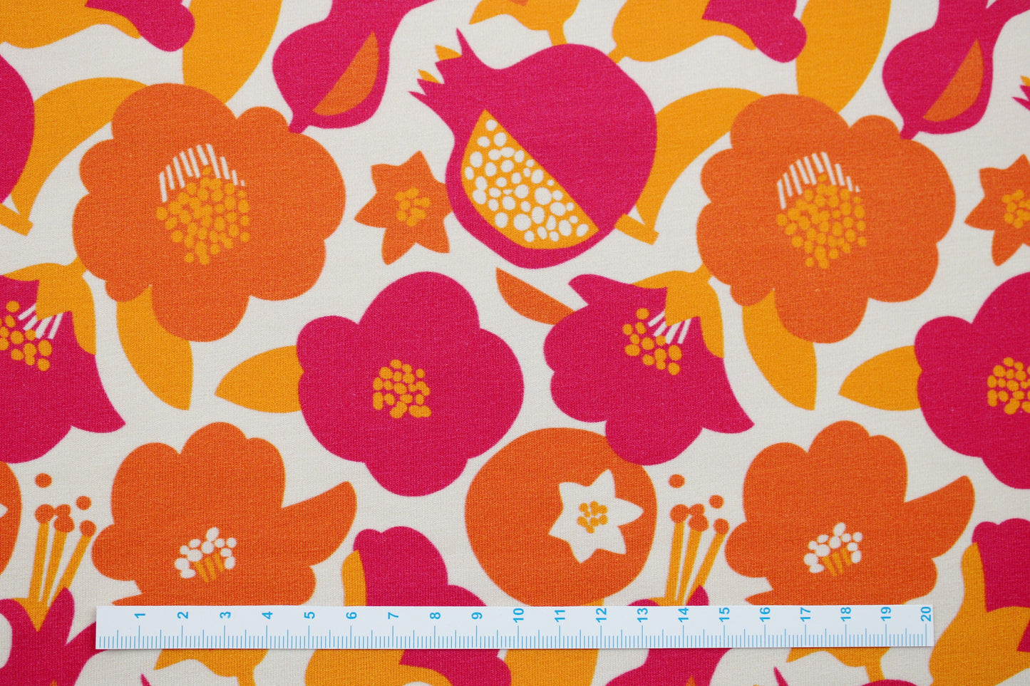 Baumwolljersey mit Retroblumen in Orange- und Pinktönen Maßstab