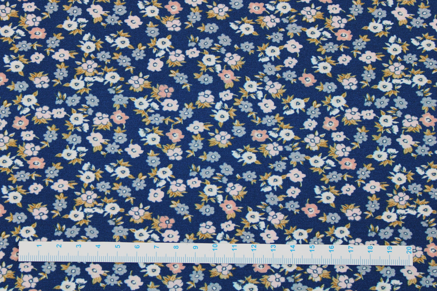Baumwolljersey Flowers & Wood mit zarten Blümchen auf dunkelblauem Grund Maßstab