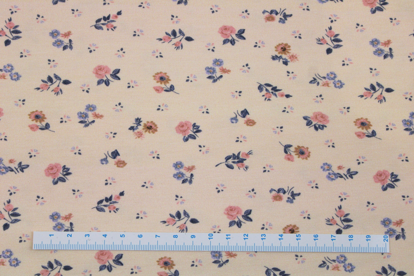 Baumwolljersey Flowers & Wood mit zarten Blümchen auf Creme farbenem Grund Maßstab