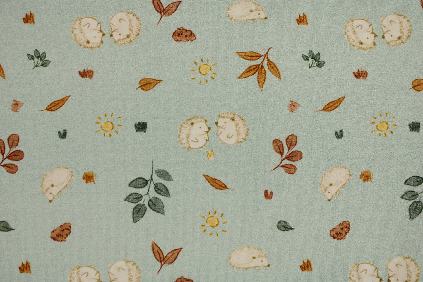 Mintfarbener Baumwolljersey Forest Friends mit Igeln Detailbild