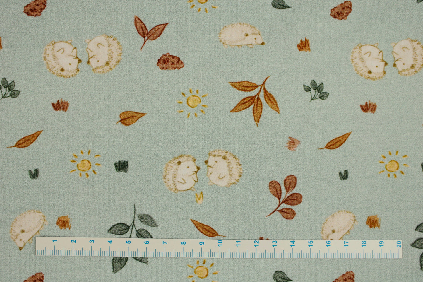 Mintfarbener Baumwolljersey Forest Friends mit Igeln Detailbild