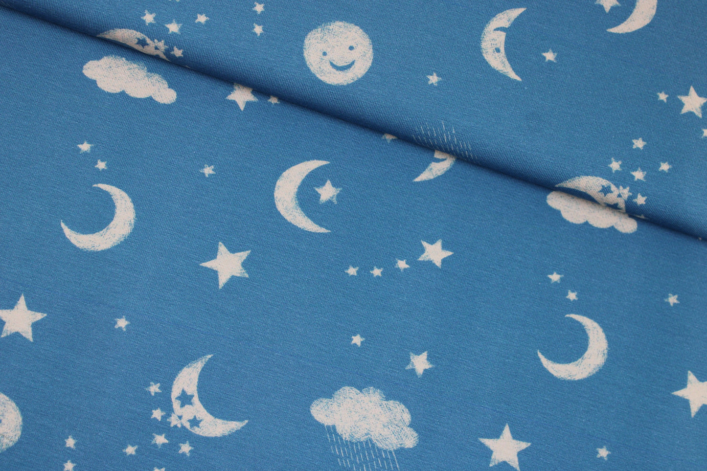 Blauer Baumwolljersey Good Night Bear mit Motiven aus dem Nachthimmel quer
