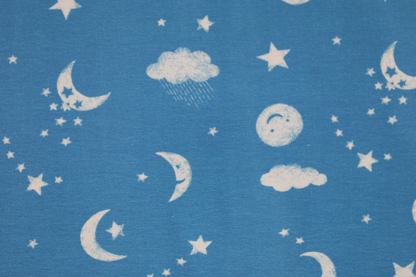 Blauer Baumwolljersey Good Night Bear mit Motiven aus dem Nachthimmel Detailbild