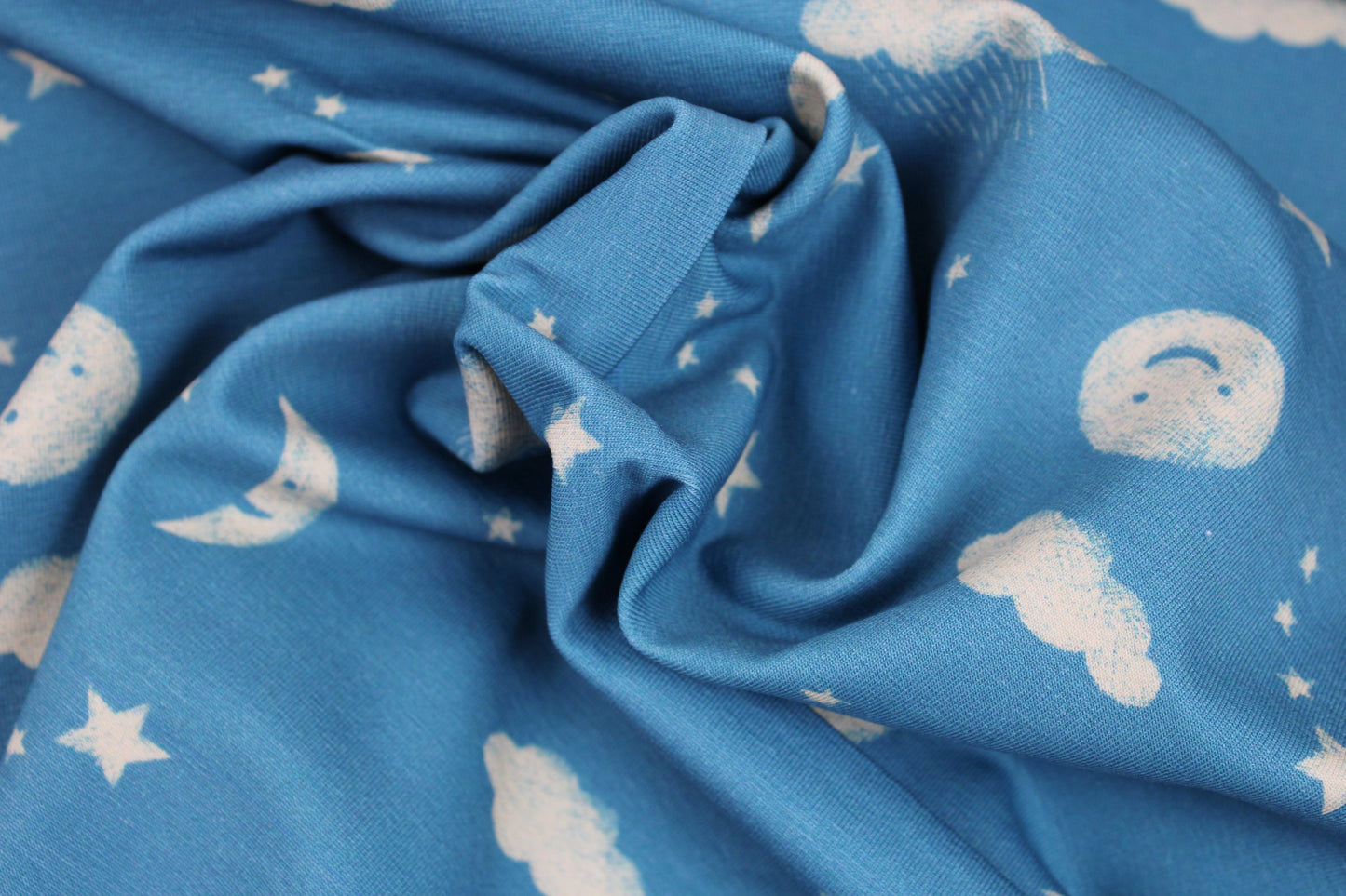 Blauer Baumwolljersey Good Night Bear mit Motiven aus dem Nachthimmel gedreht