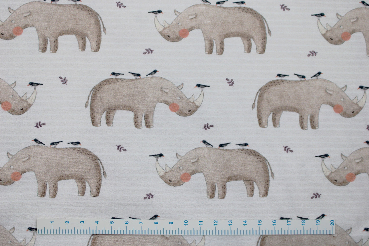 Baumwolljersey mit kleinen feinen Streifen und Nashörnern in beige Maßstab
