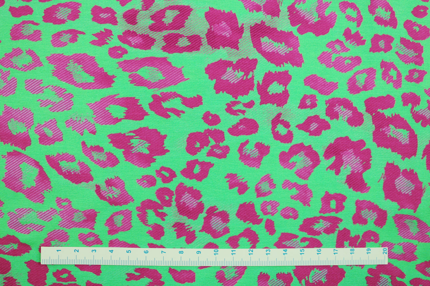 Baumwolljersey Madrid Leomuster Grün Pink Maßstab