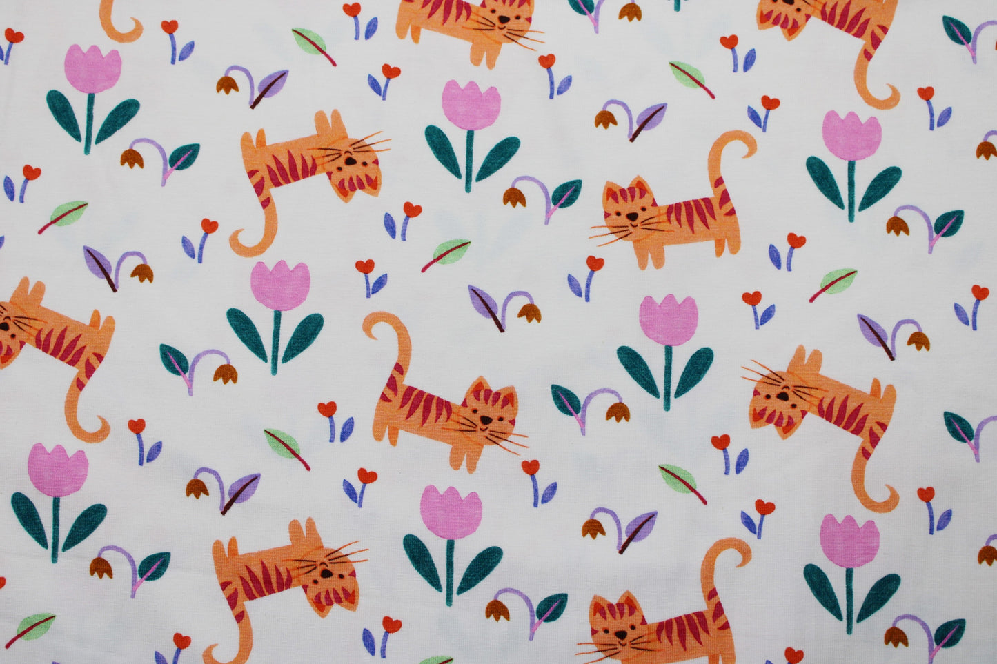 Naturweißer Baumwolljersey Playground mit Katzen und Blumen Detailbild