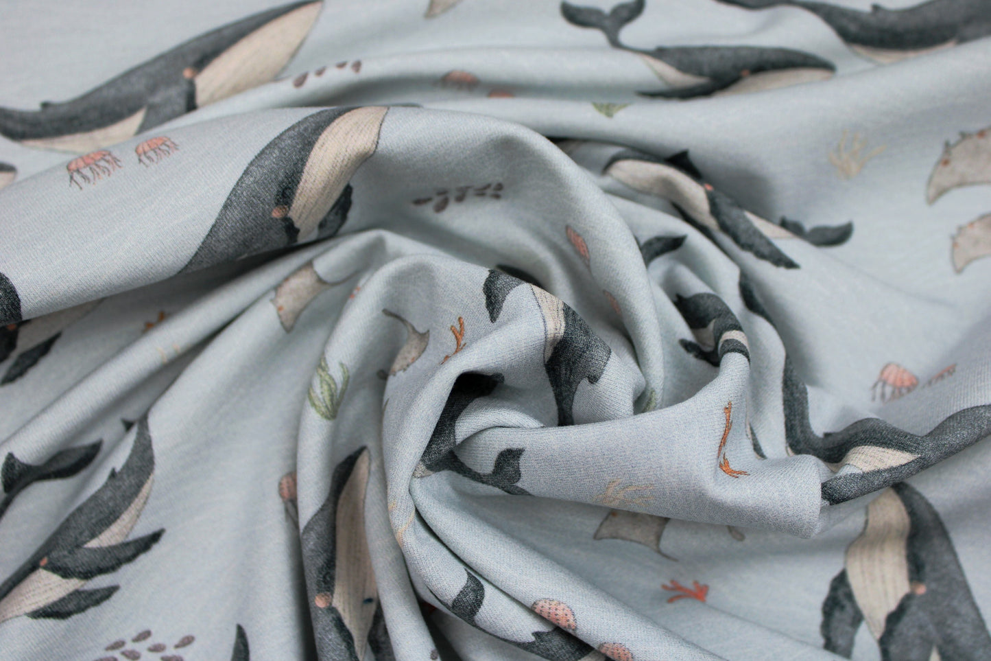 Weicher Baumwolljersey mit Walfiaschen und Quallen in graublau gedreht