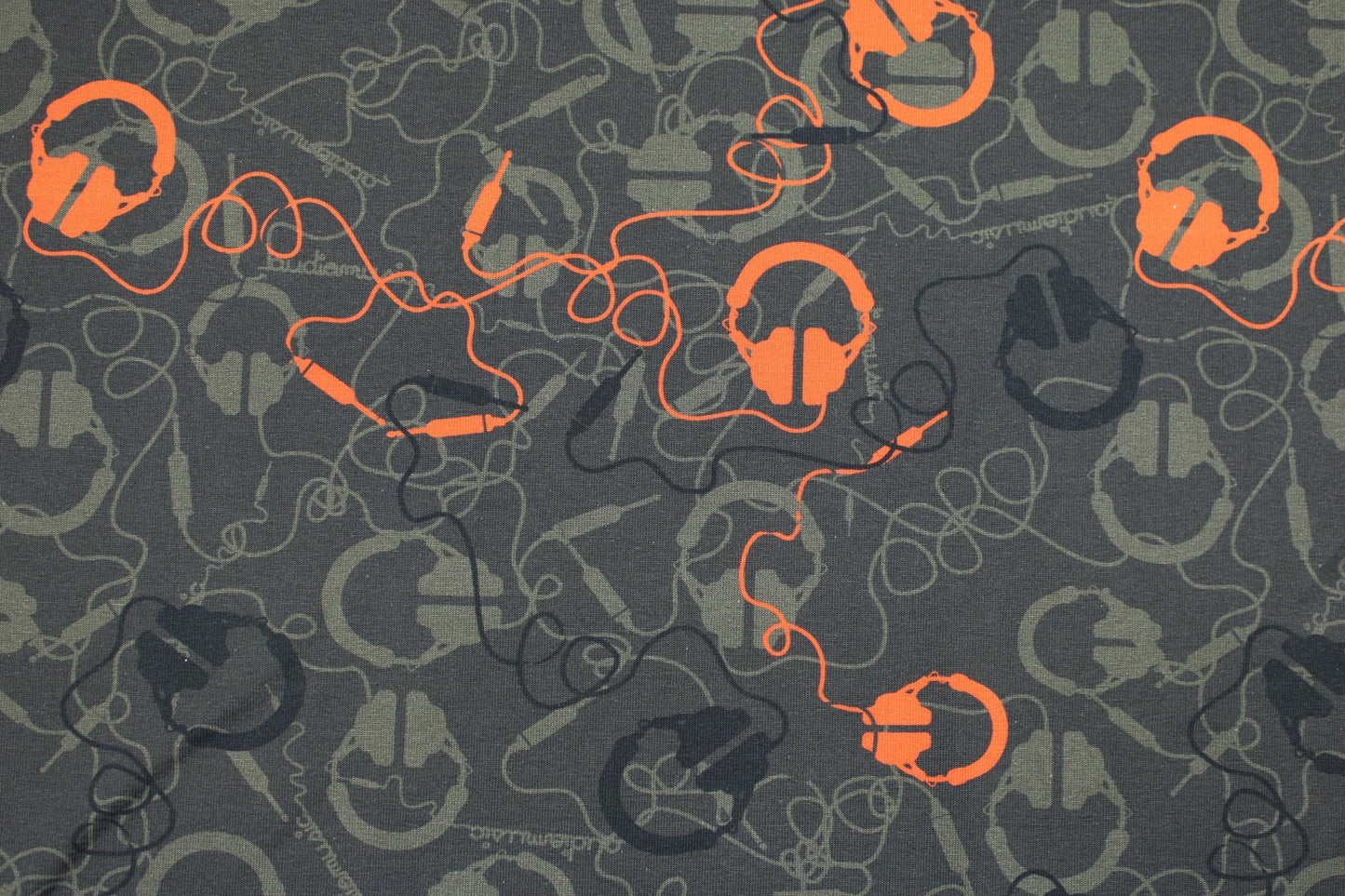 Oliv farbener Baumwolljerseystoff mit Kopfhörern in Orange Detailbild