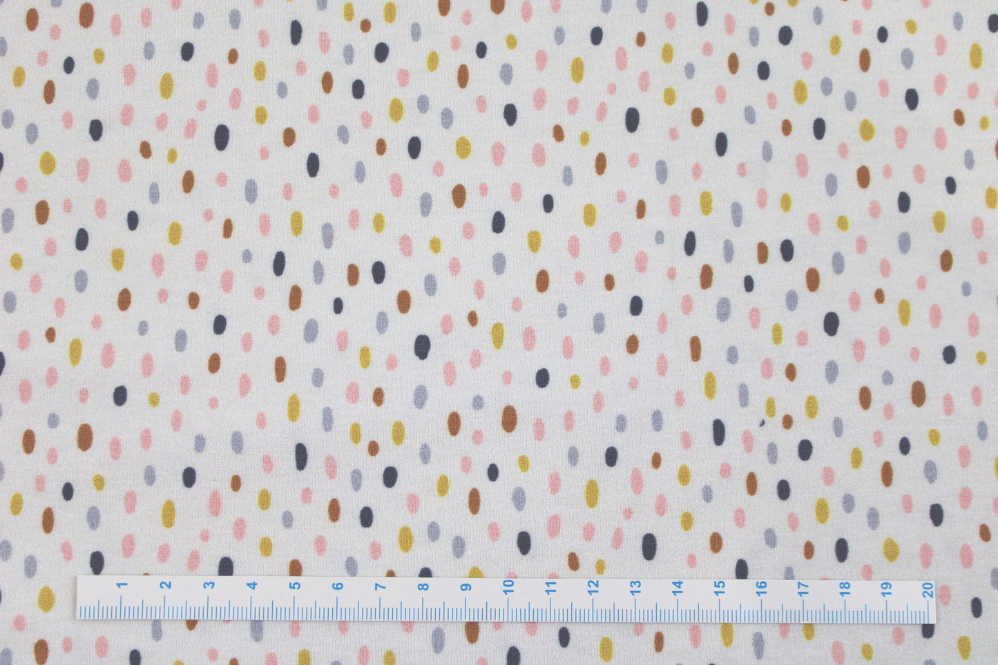 Heller Baumwolljersey Little Big mit bunten Tupfen Maßstab