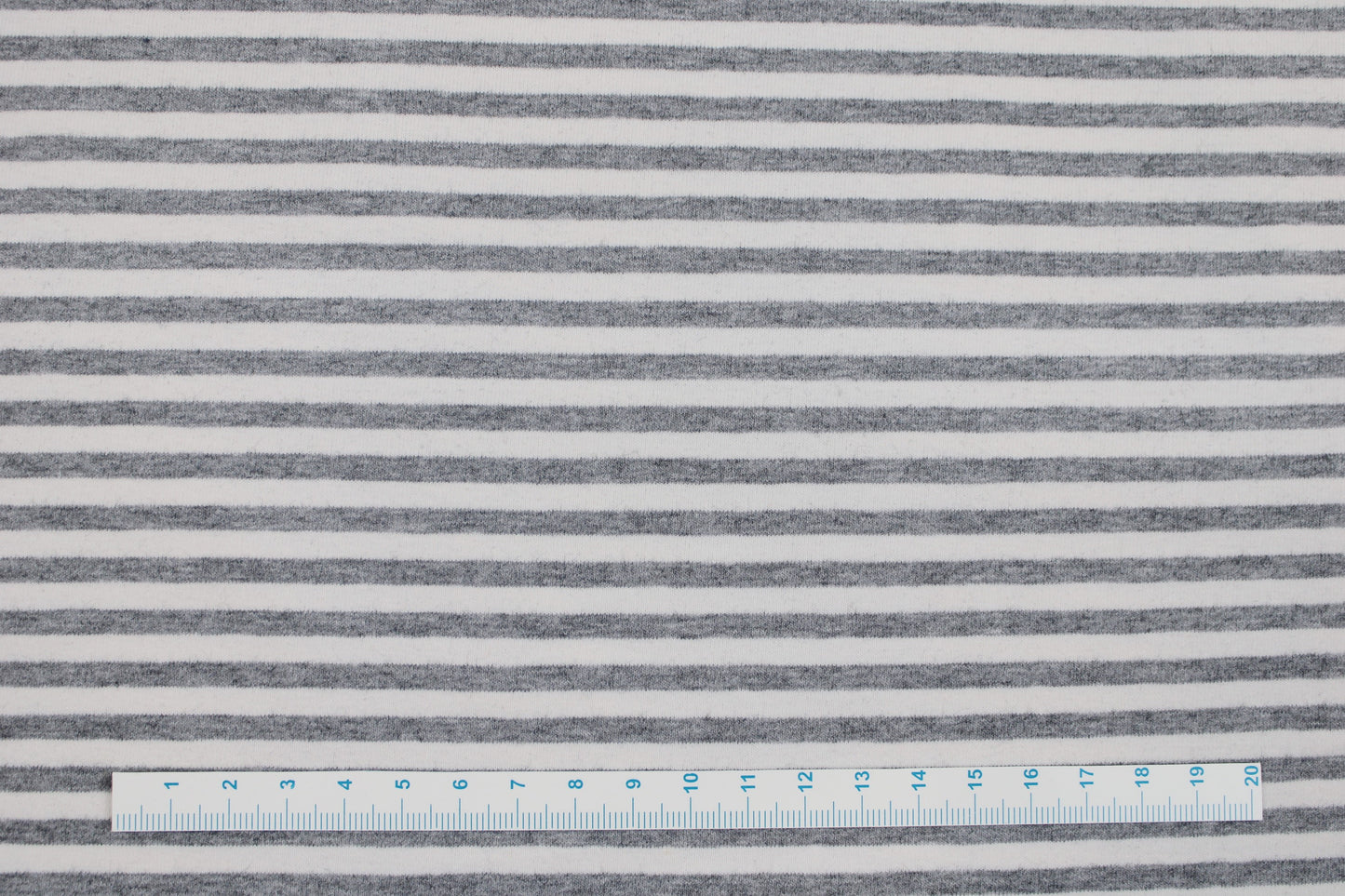 Weicher Baumwolljersey mit dünnen Streifen in Grau meliert und Wollweiß Maßstab
