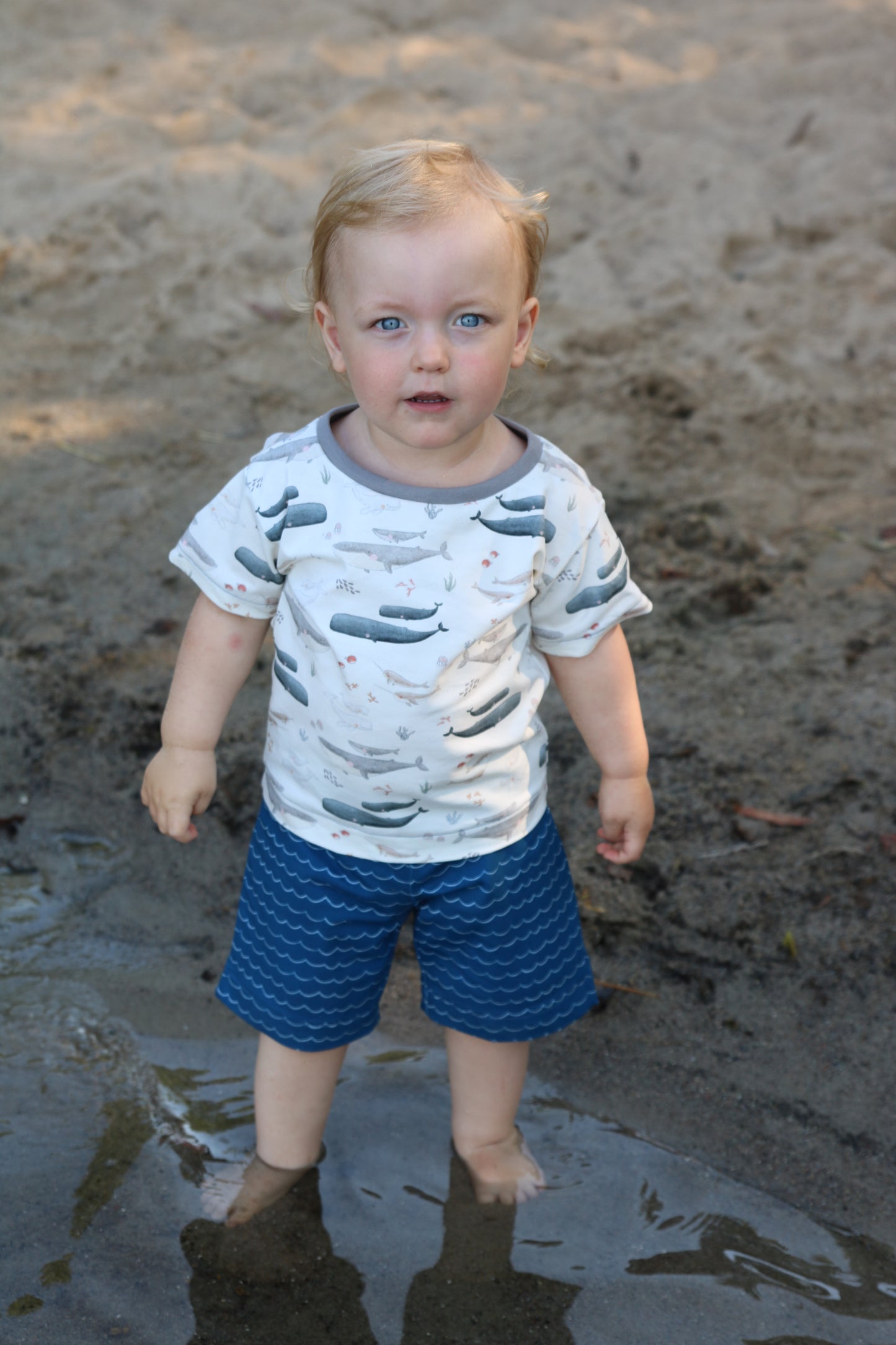 Baumwolljersey mit blauen Wellen als Hose vernäht