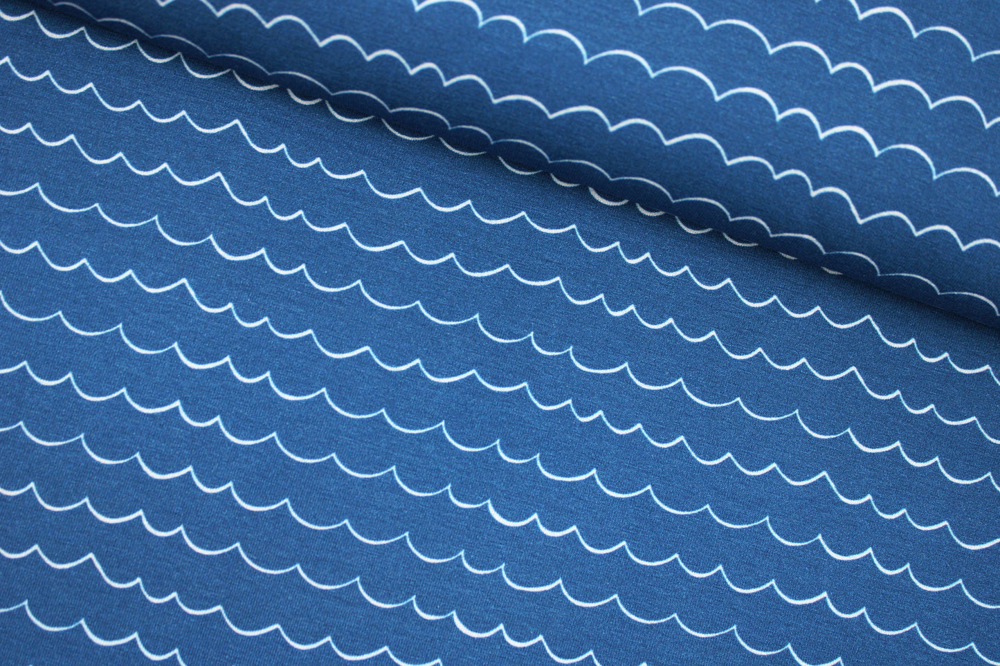 Baumwolljersey mit blauen Wellen quer