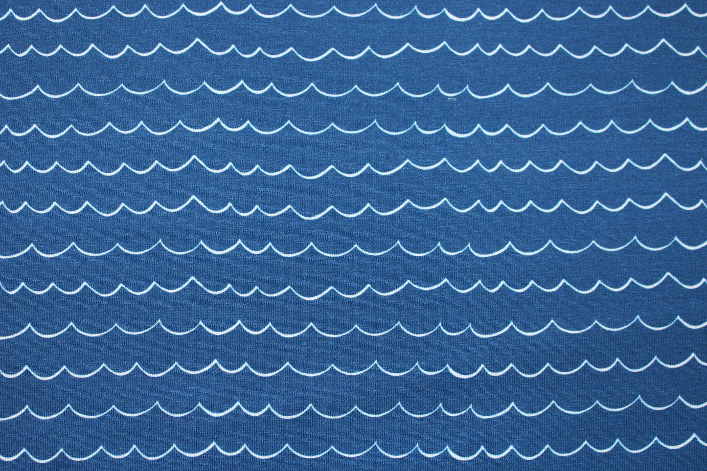 Baumwolljersey mit blauen Wellen Detailbild