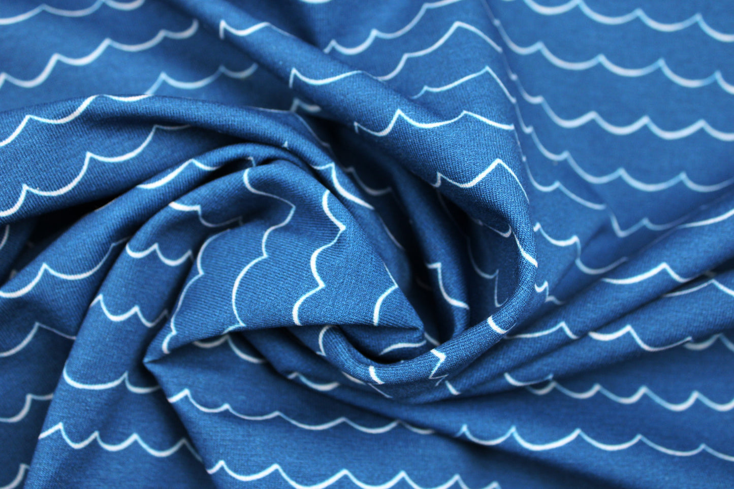 Baumwolljersey mit blauen Wellen gedreht