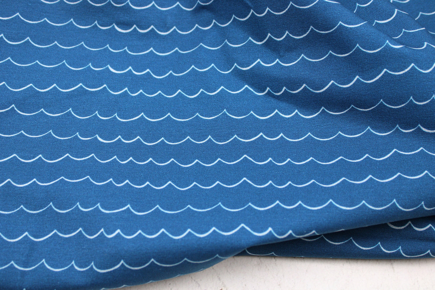Baumwolljersey mit blauen Wellen