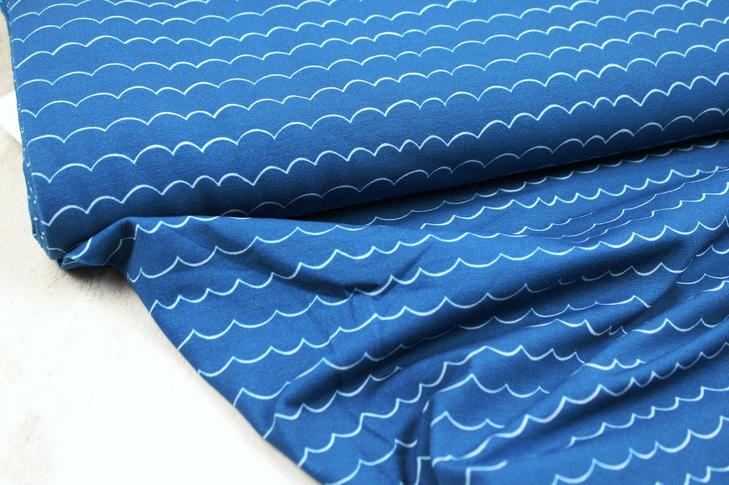 Baumwolljersey mit blauen Wellen Ballenansicht