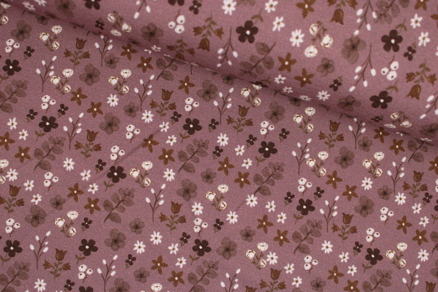 Dunkelrose farbener Baumwolljersey Winterbloom mit Streublümchen quer