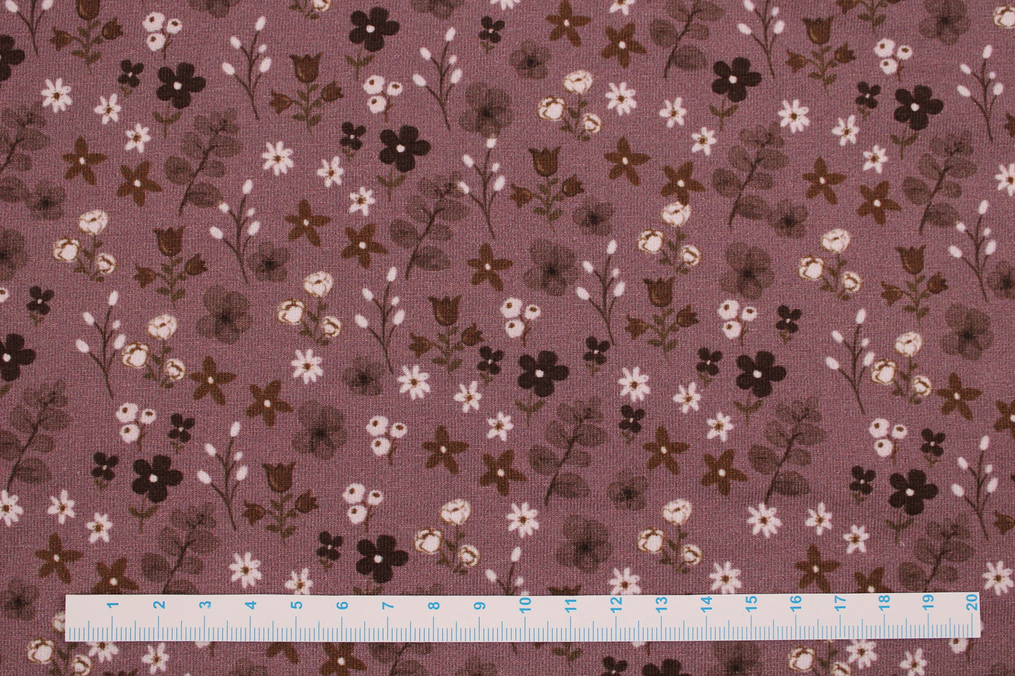 Dunkelrose farbener Baumwolljersey Winterbloom mit Streublümchen Maßstab
