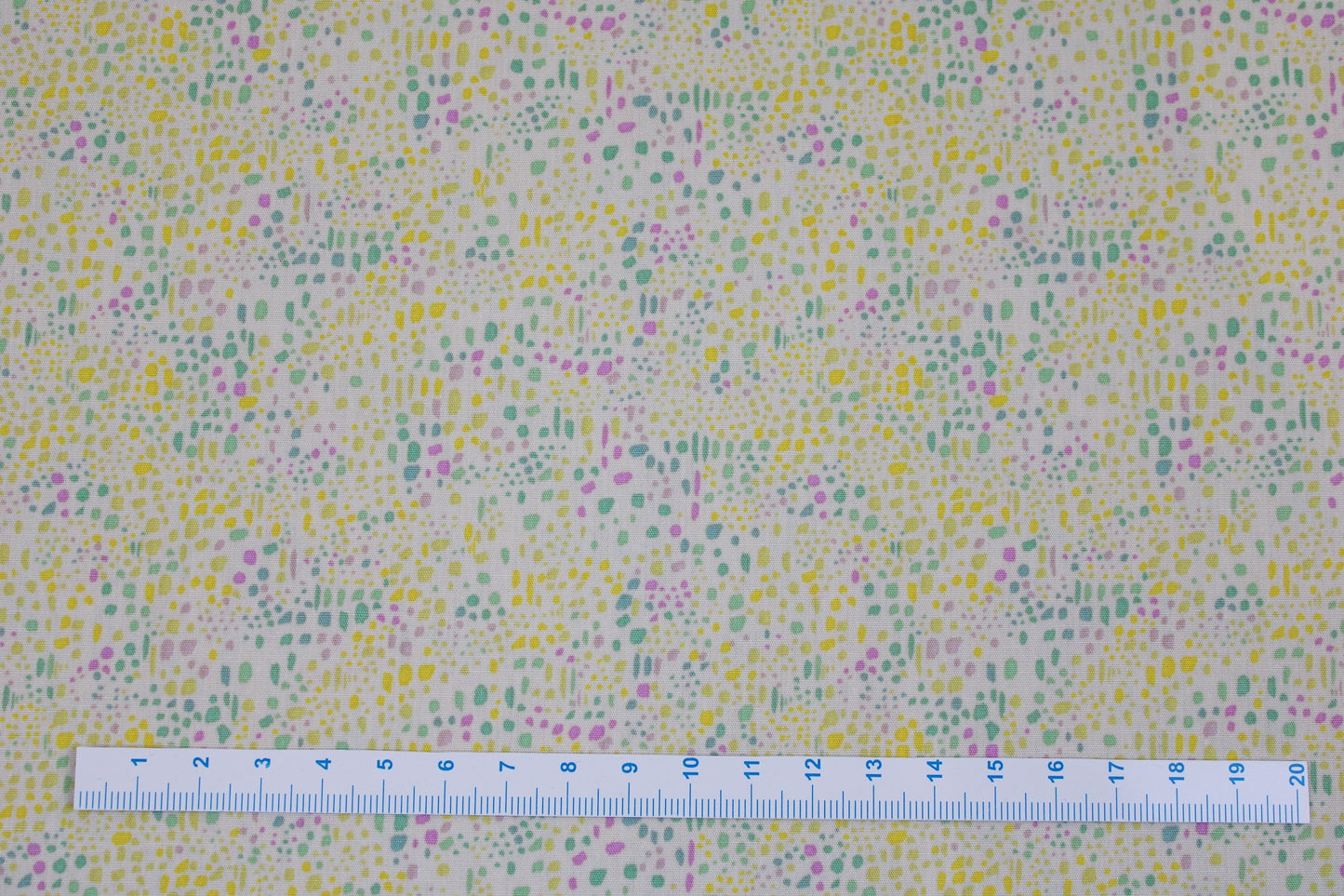 Baumwollstoff mit kleinen bunten Pünktchen aus der Gardenista-Serie Maßstab