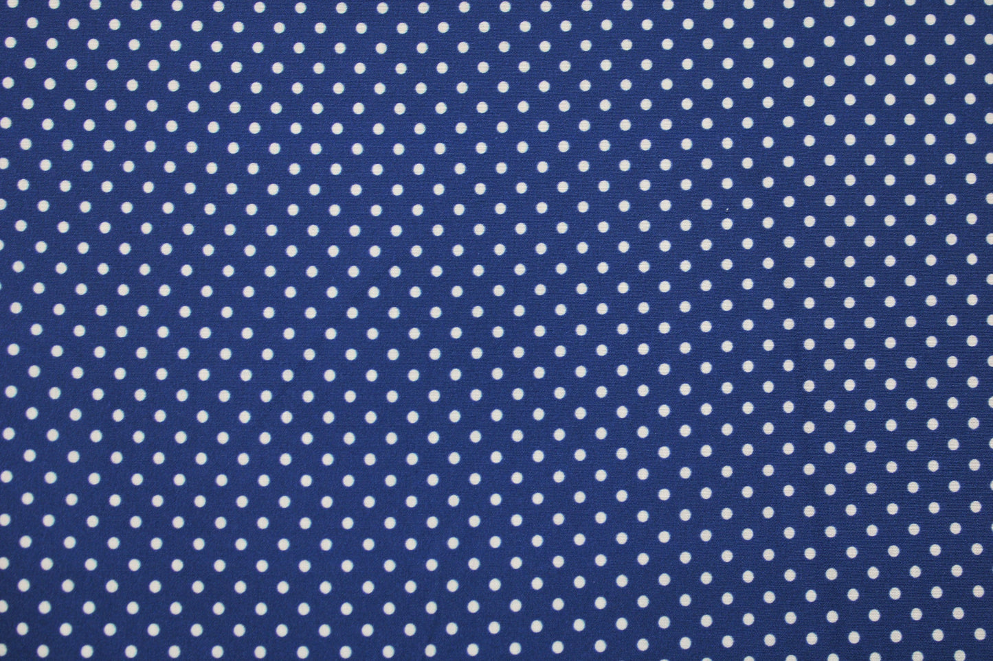Dunkelblauer Baumwollstoff mit kleinen weißen Punkten aus der Emilie-Kollektion Vintage Mood Detailbild