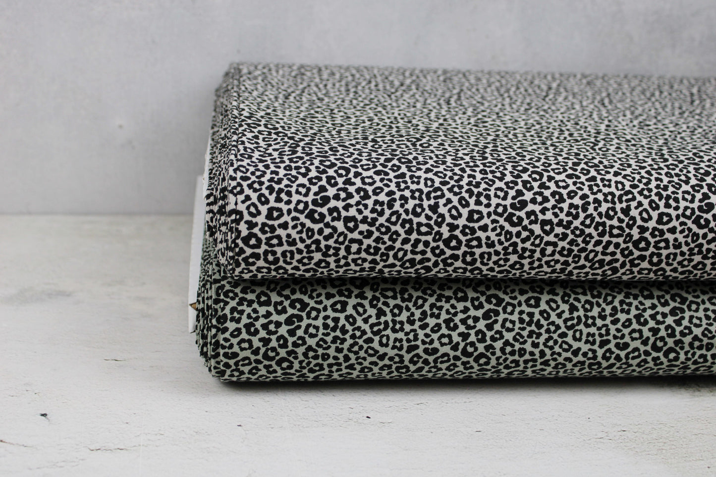 Baumwollstoff Mini Leopard mit kleinem Leomuster in salbei und beige