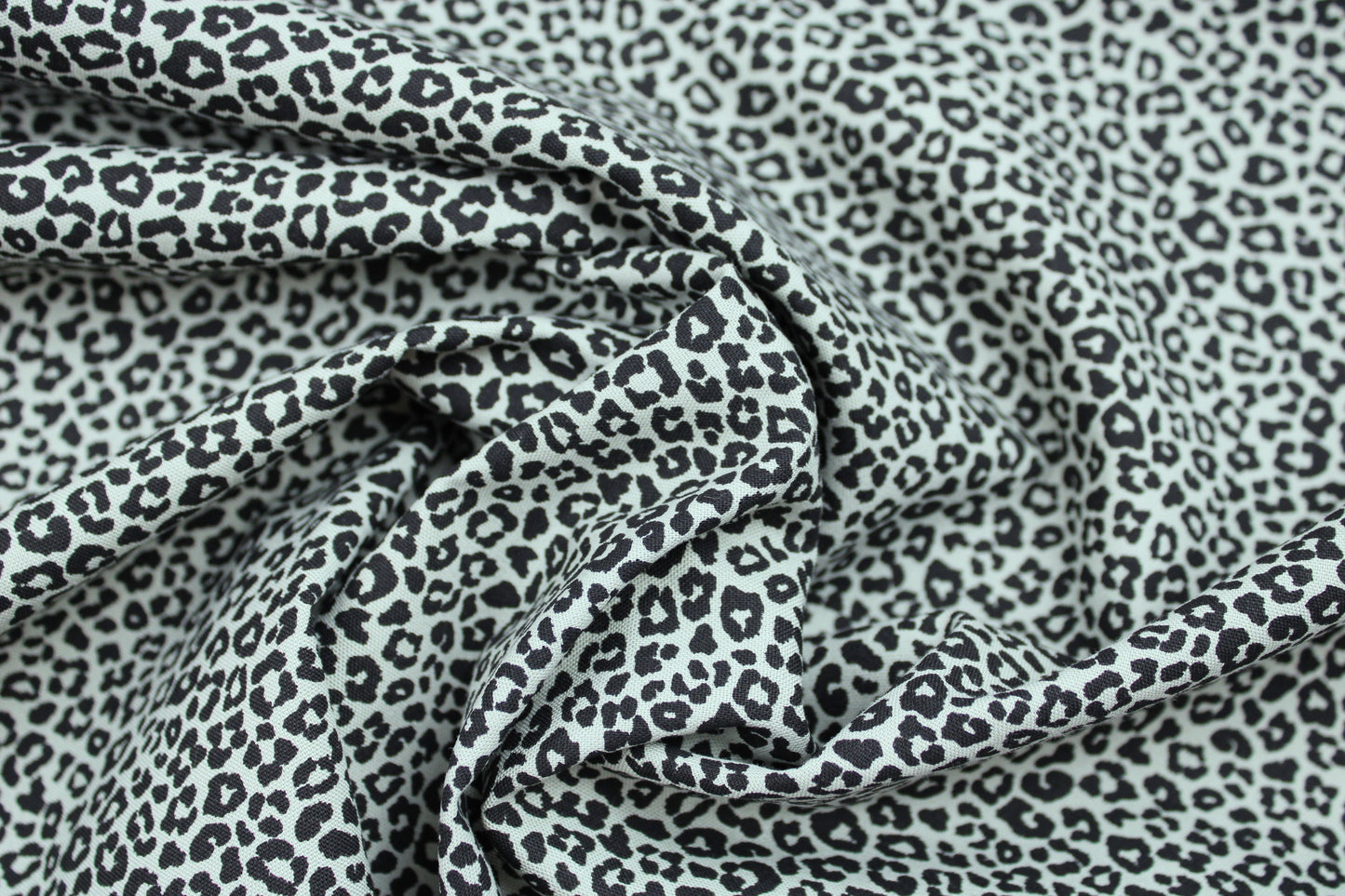 Salbei farbener Baumwollstoff Mini Leopard mit kleinem Leomuster gedreht