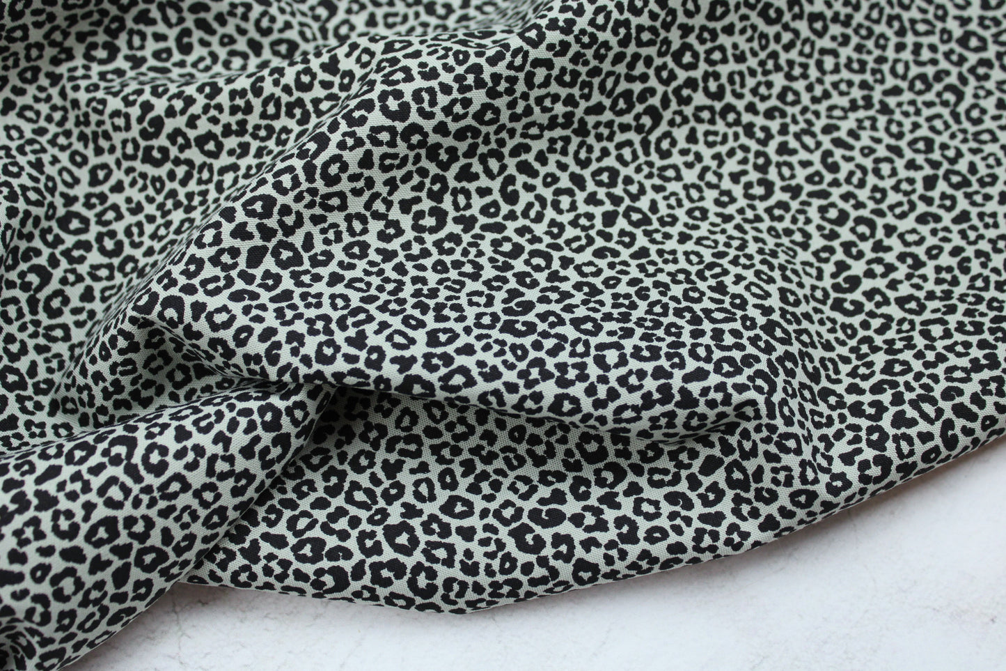 Salbei farbener Baumwollstoff Mini Leopard mit kleinem Leomuster