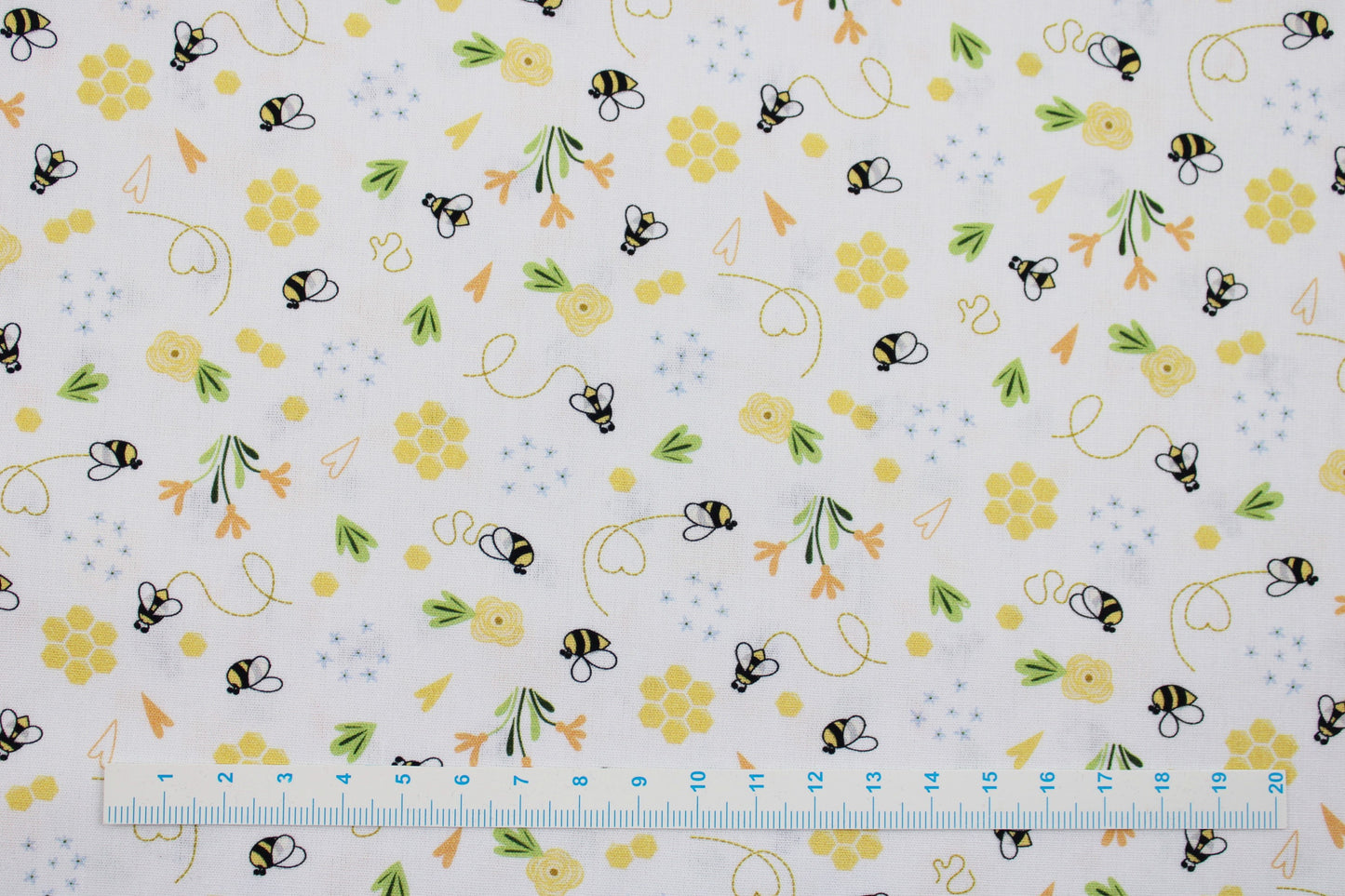 Weißer Baumwollstoff mit Bienenmotiv Maßstab