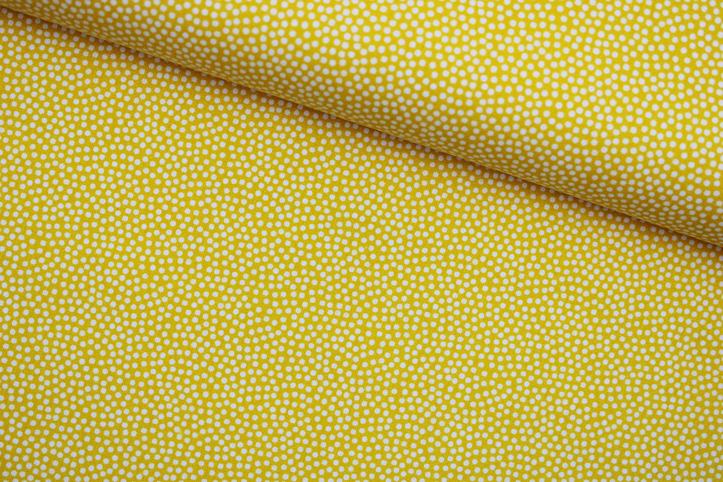Baumwollstoff Dotty in gelb mit weißen Pünktchen quer
