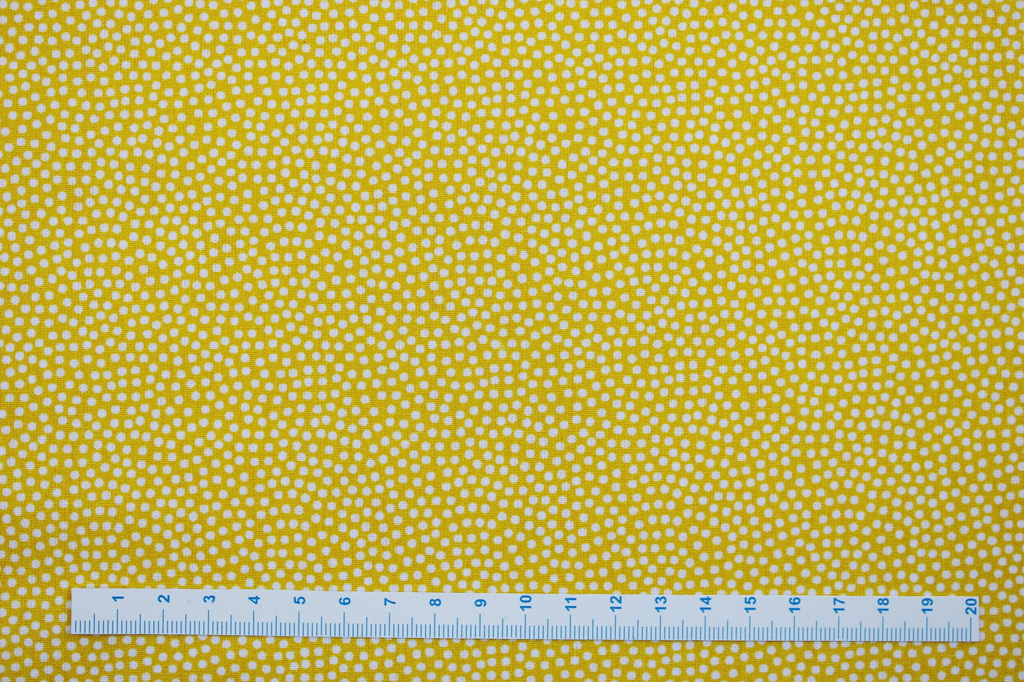 Baumwollstoff Dotty in gelb mit weißen Pünktchen Maßstab