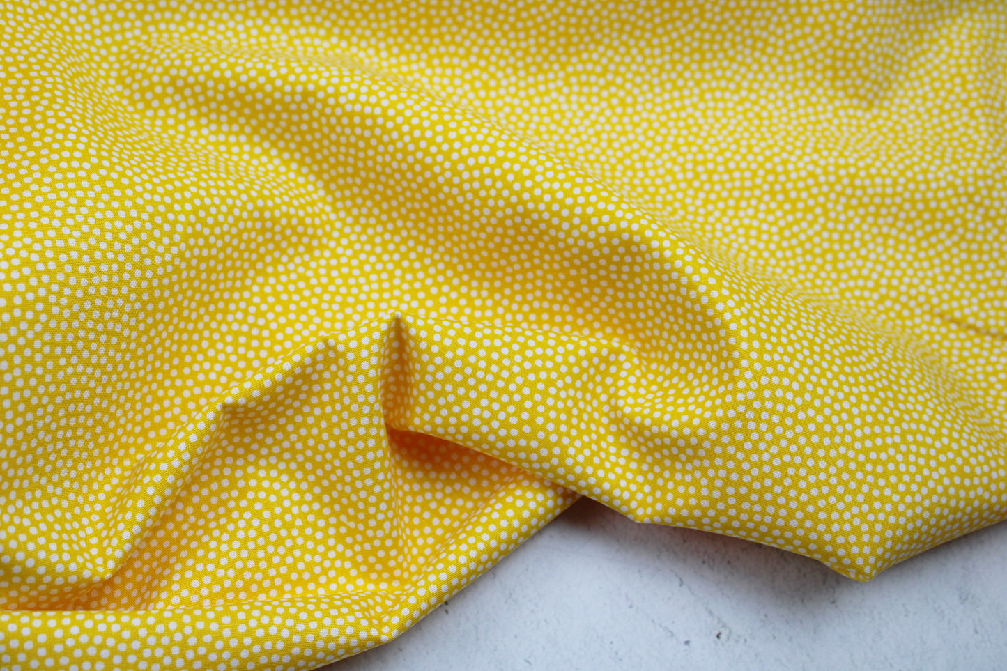 Baumwollstoff Dotty in gelb mit weißen Pünktchen