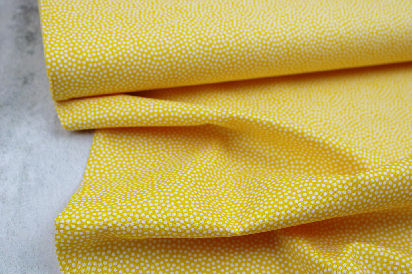 Baumwollstoff Dotty in gelb mit weißen Pünktchen Ballenansicht