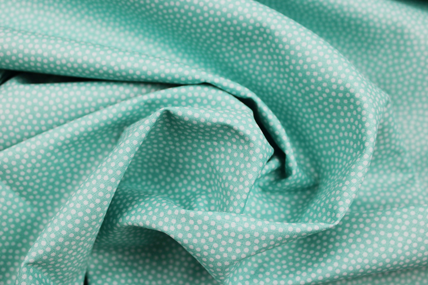 Baumwollstoff Dotty mit Pünktchen in mint gedreht