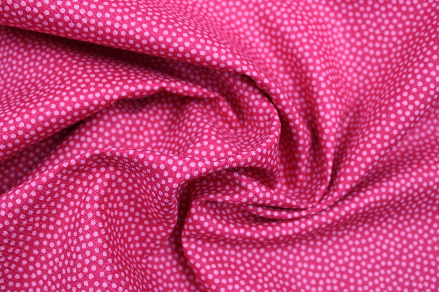 Baumwollstoff Dotty mit Pünktchen in pink gedreht